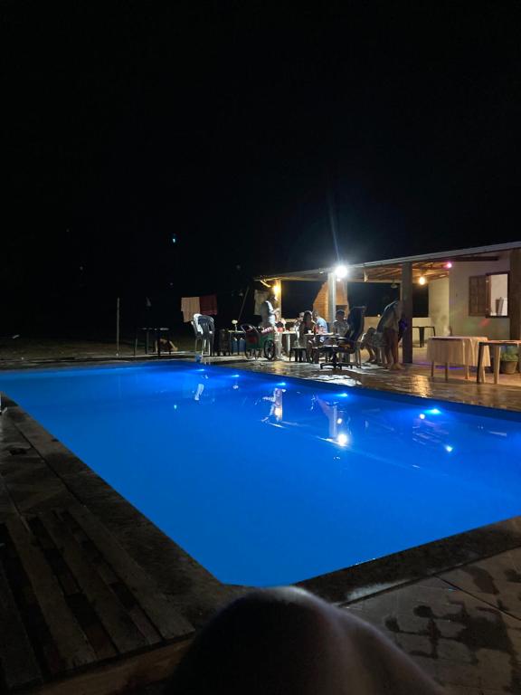 - une grande piscine bleue la nuit dans l'établissement Sitio Aconchego, à Mariana