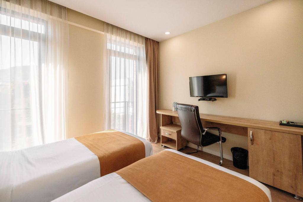 TV a/nebo společenská místnost v ubytování Atrium Boutique Hotel