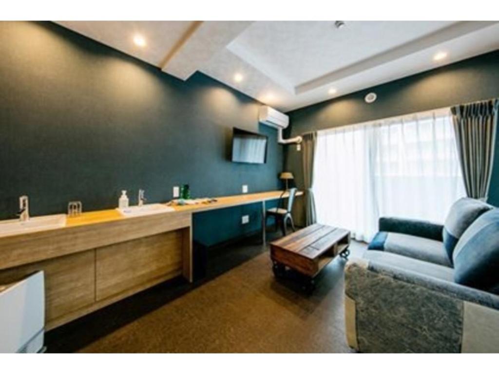 uma sala de estar com um sofá e um lavatório em VILLA KOSHIDO KOTONI - Vacation STAY 49616v em Sapporo