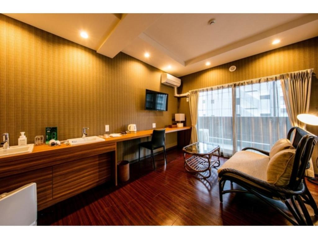 uma casa de banho com um lavatório e uma secretária com um espelho. em VILLA KOSHIDO KOTONI - Vacation STAY 49553v em Sapporo