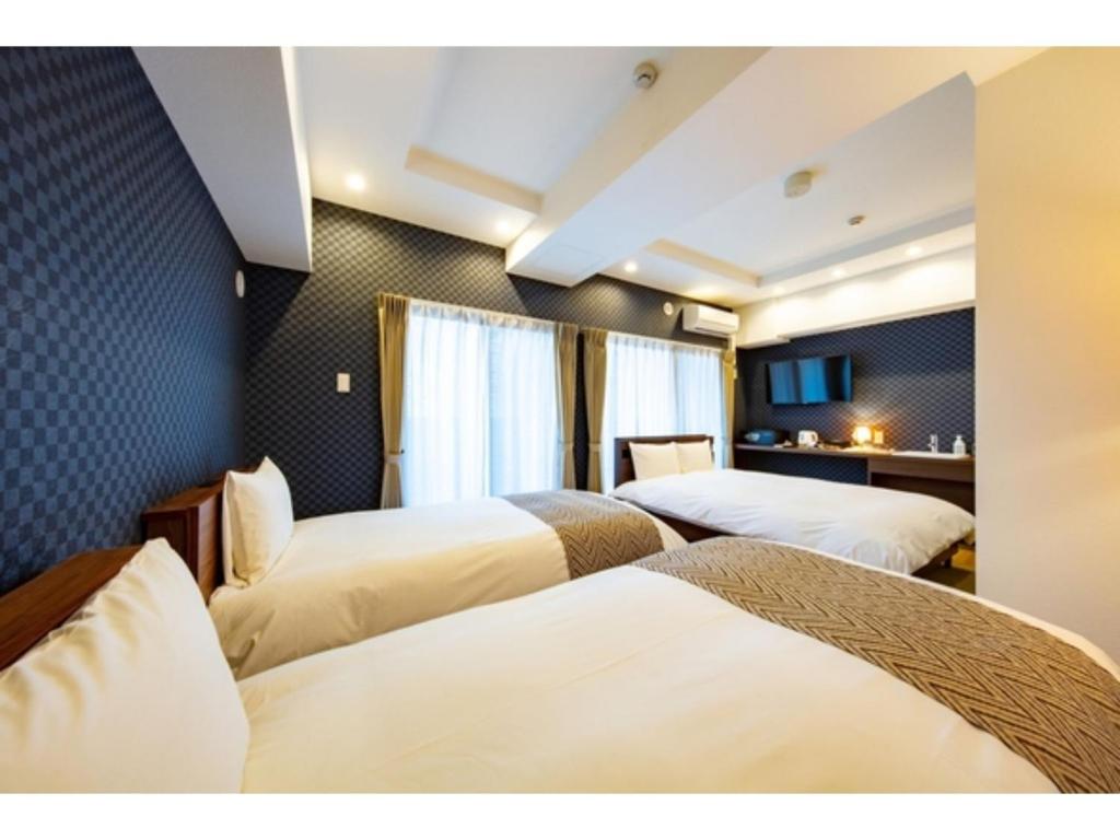 una habitación de hotel con 3 camas en una habitación en VILLA KOSHIDO KOTONI - Vacation STAY 49569v, en Sapporo