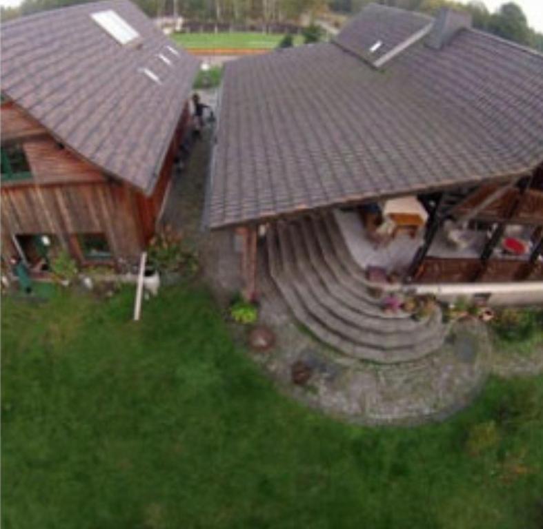 an overhead view of a house with a large roof at Weidmannsruh - große Ferienwohnung mit 3 Schlafzimmern in Frauendorf