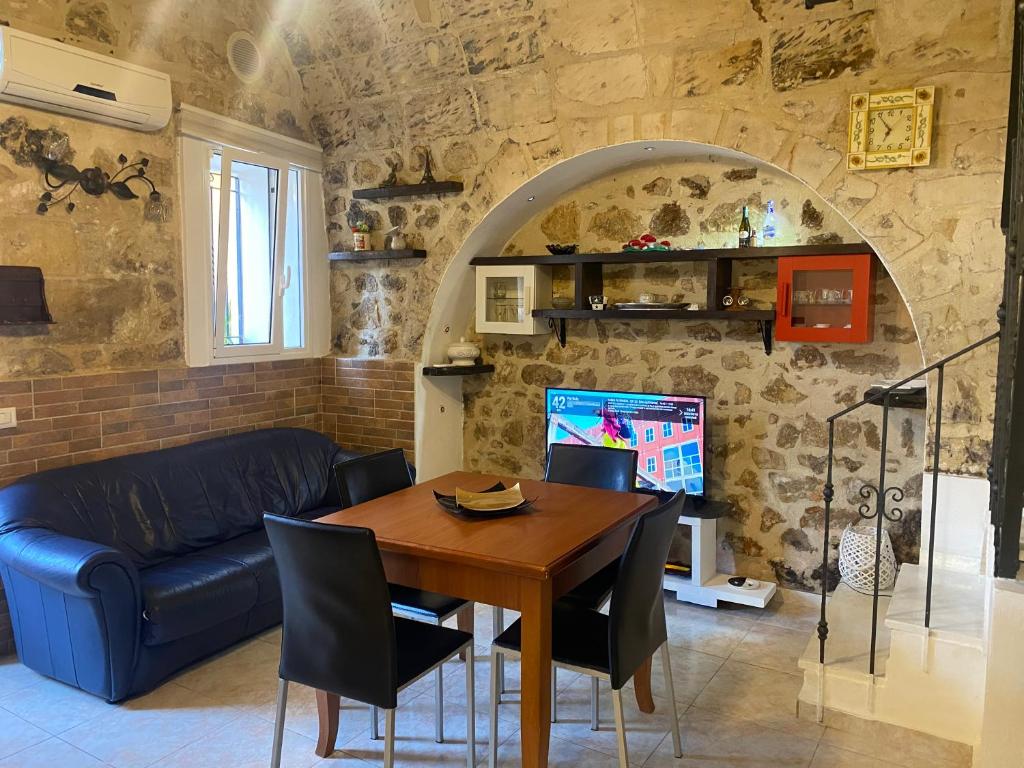 a living room with a table and a couch at Dory’s House in Ragusa