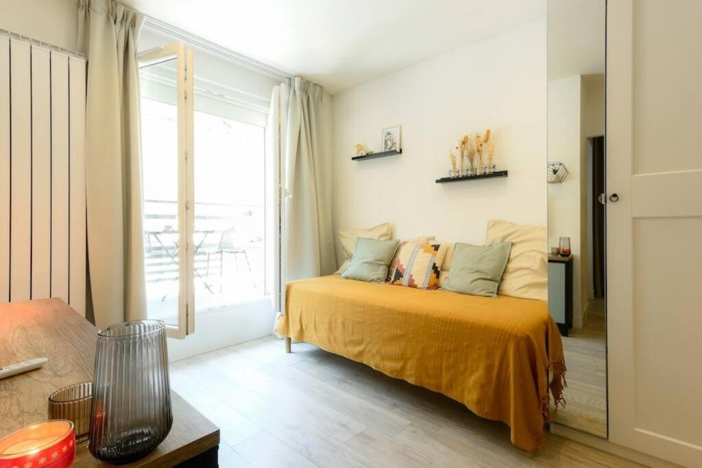 une chambre avec un lit et une grande fenêtre dans l'établissement Proche Gare et Gem: tout équipé,wifi fibre, balcon, à Grenoble