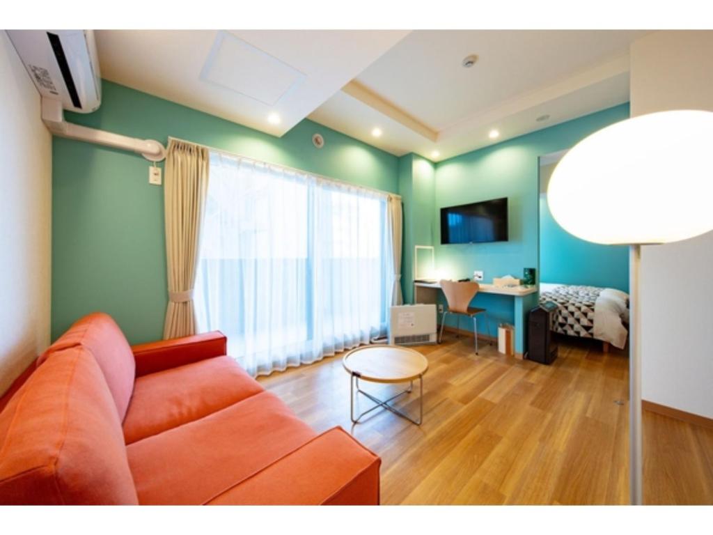 uma sala de estar com um sofá e um quarto em VILLA KOSHIDO KOTONI - Vacation STAY 49586v em Sapporo