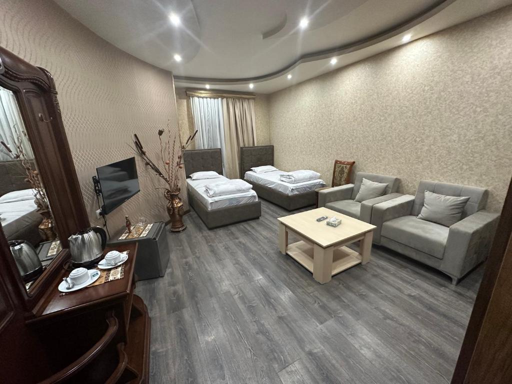 Sala de estar con 2 sofás y mesa en Giza en Ereván