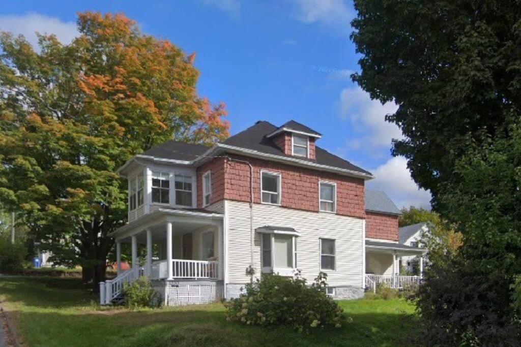 Una gran casa blanca con un ladrillo en Gîte Richmond Inn en Richmond