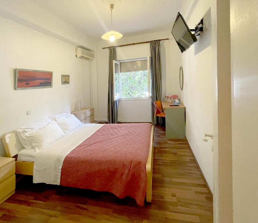une chambre d'hôtel avec un lit et une télévision dans l'établissement Διαμερίσμα με 1 κρεβατοκάμαρα και ένα σαλόνι, à Athènes