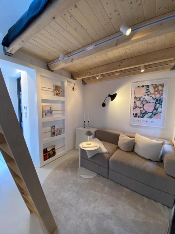 ein Wohnzimmer mit einem Sofa und einem Tisch in der Unterkunft Lüttje Huus Emden in Emden