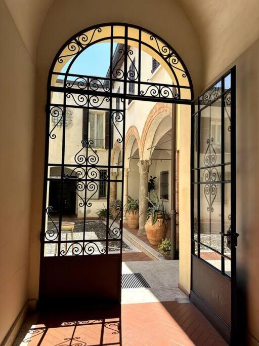 una entrada a un edificio con una puerta abierta en Casa Petrucci 2 centro storico en Forlì