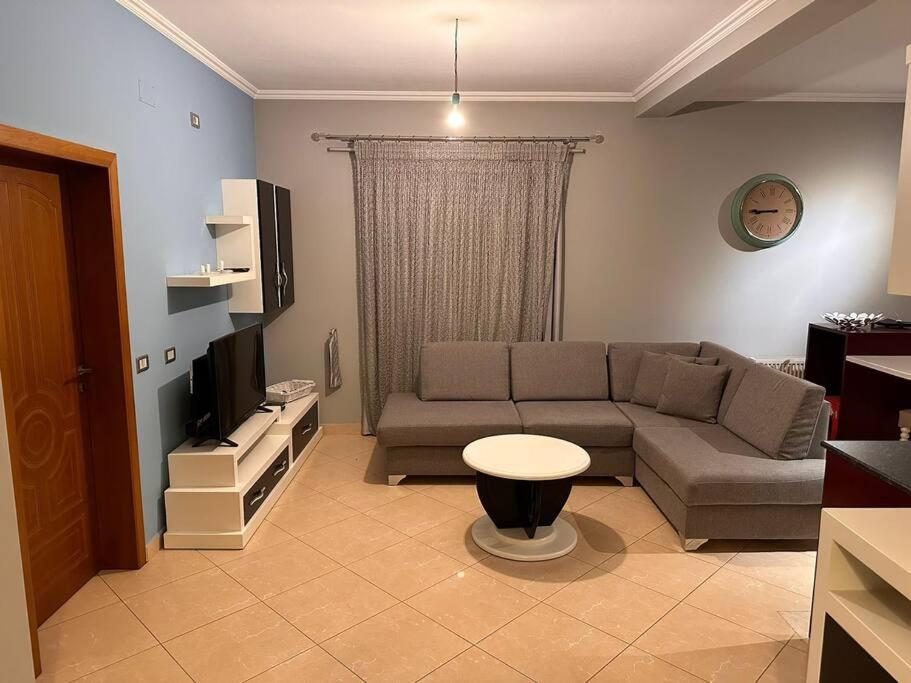 ein Wohnzimmer mit einem Sofa und einem TV in der Unterkunft Choco apartment in Librazhd