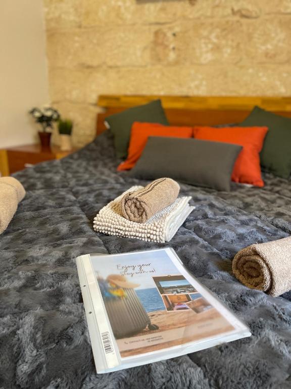 Postel nebo postele na pokoji v ubytování Sliema Townhouse for 12, July Deal, Historic Charm, Steps to Seafront View & Bars & Promenade