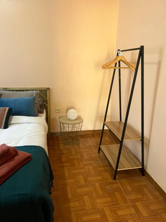 een slaapkamer met een bed en een houten vloer bij Home Thomas in Lombada dos Marinheiros