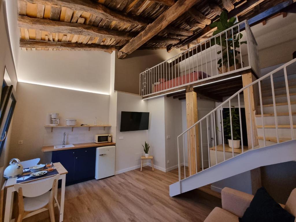 Loft-Apartment mit einer Treppe und einem Schreibtisch in der Unterkunft Alojamientos El lecho in Treceño