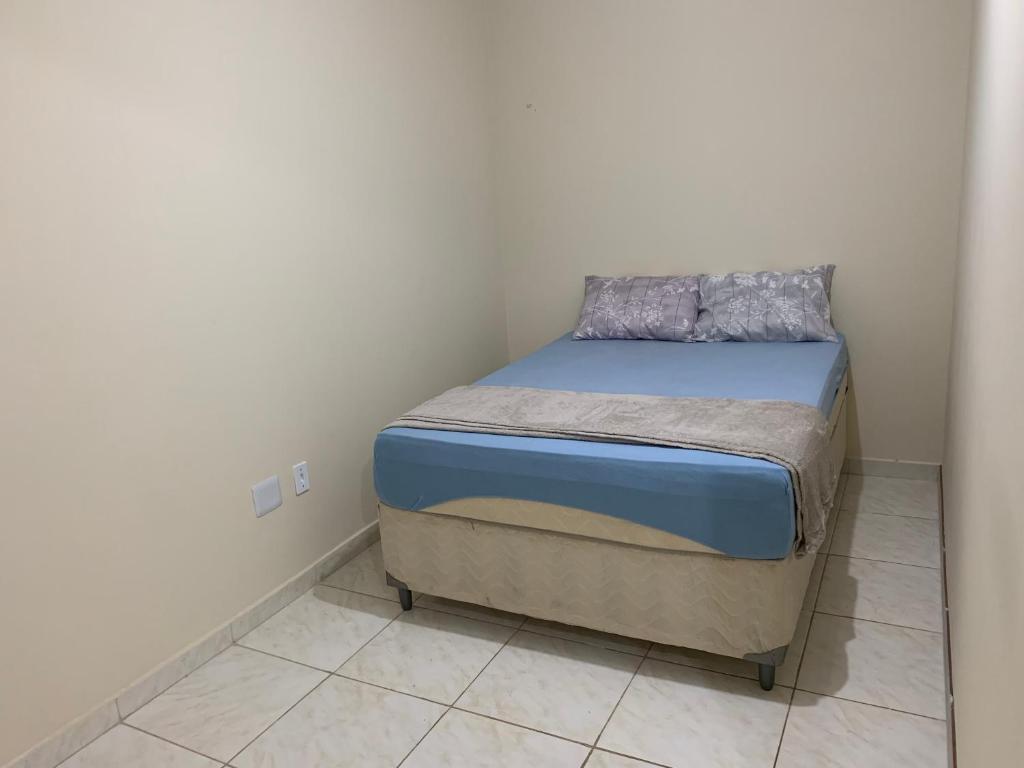 a small bedroom with a bed in a room at Apartamento Verão, ideal para vocês in Brasilia