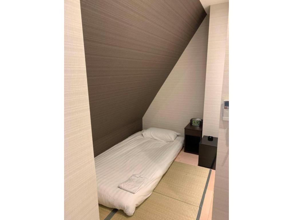 Cama pequeña en una esquina de habitación en Tabata Oji Hotel - Vacation STAY 89847v en Tokio