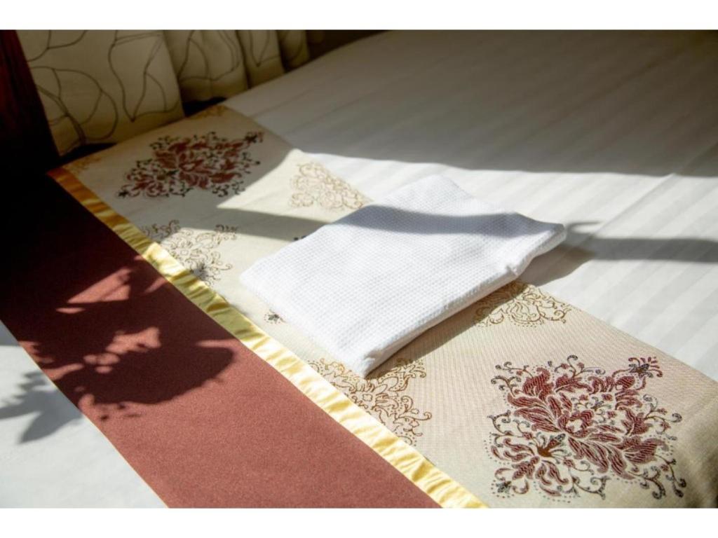 Un par de toallas sentadas encima de una alfombra. en Tabata Oji Hotel - Vacation STAY 89860v, en Tokio