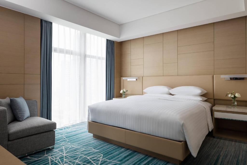 Postel nebo postele na pokoji v ubytování Courtyard by Marriott Shunde Longjiang, Near Furniture Fair