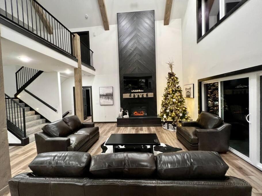 ein Wohnzimmer mit Ledersofa und Weihnachtsbaum in der Unterkunft NEW! Luxury Lakefront Lodge 2 - RESORT Pool/Hot Tub - FREE amenities in Kimberling City