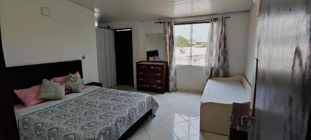 1 dormitorio con 1 cama, vestidor y ventana en Departamento LEDESMA 2 piso, en Asunción