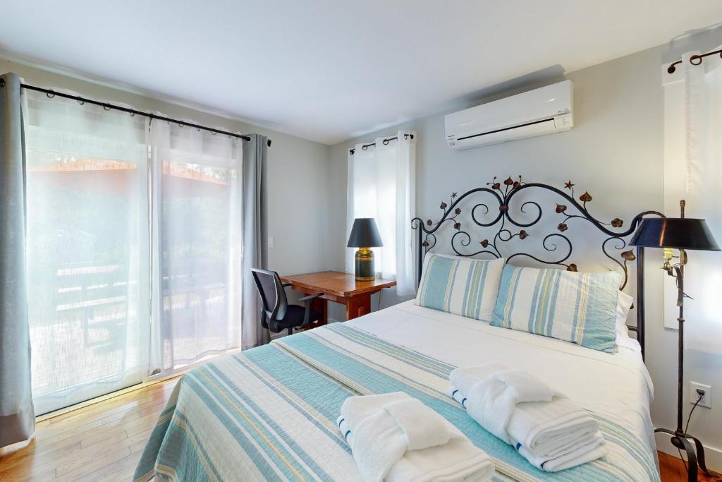 Giường trong phòng chung tại The Mermaid Suite