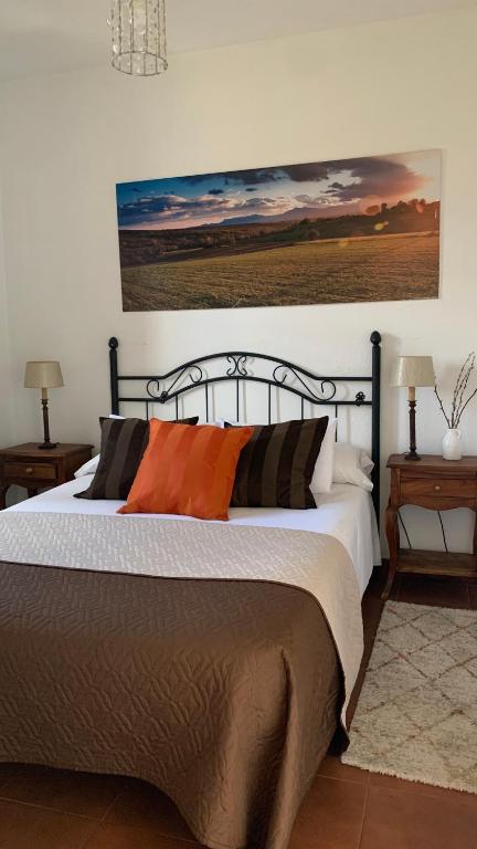 A bed or beds in a room at Al Viento, Alojamiento & Turismo Rural Prádena del Rincón