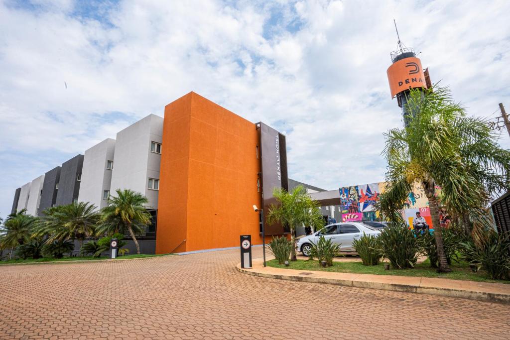 un edificio naranja con una torre de reloj encima en Denali Hotel, en Anápolis