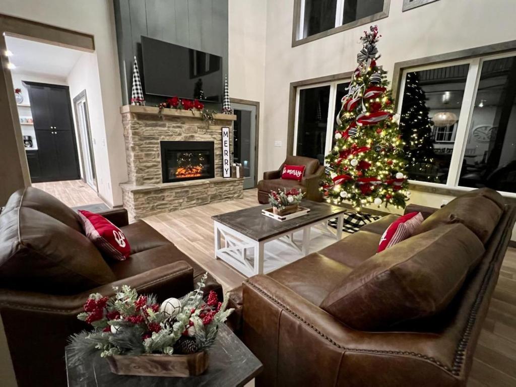 ein Wohnzimmer mit einem Weihnachtsbaum und einer Couch in der Unterkunft Luxury Lakefront Lodge 3 - FREE HUGE Pool/Hot Tub - FREE MINI GOLF in Kimberling City