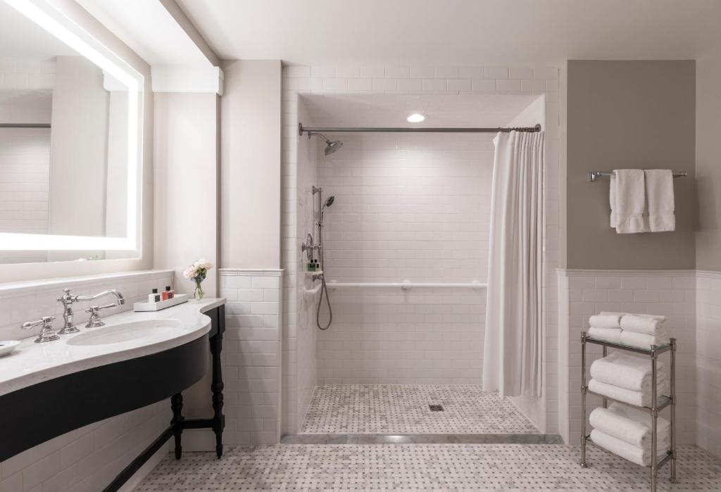 The Carolina Inn, a Destination by Hyatt Hotel - Premium King Room Met Toegankelijke Douche