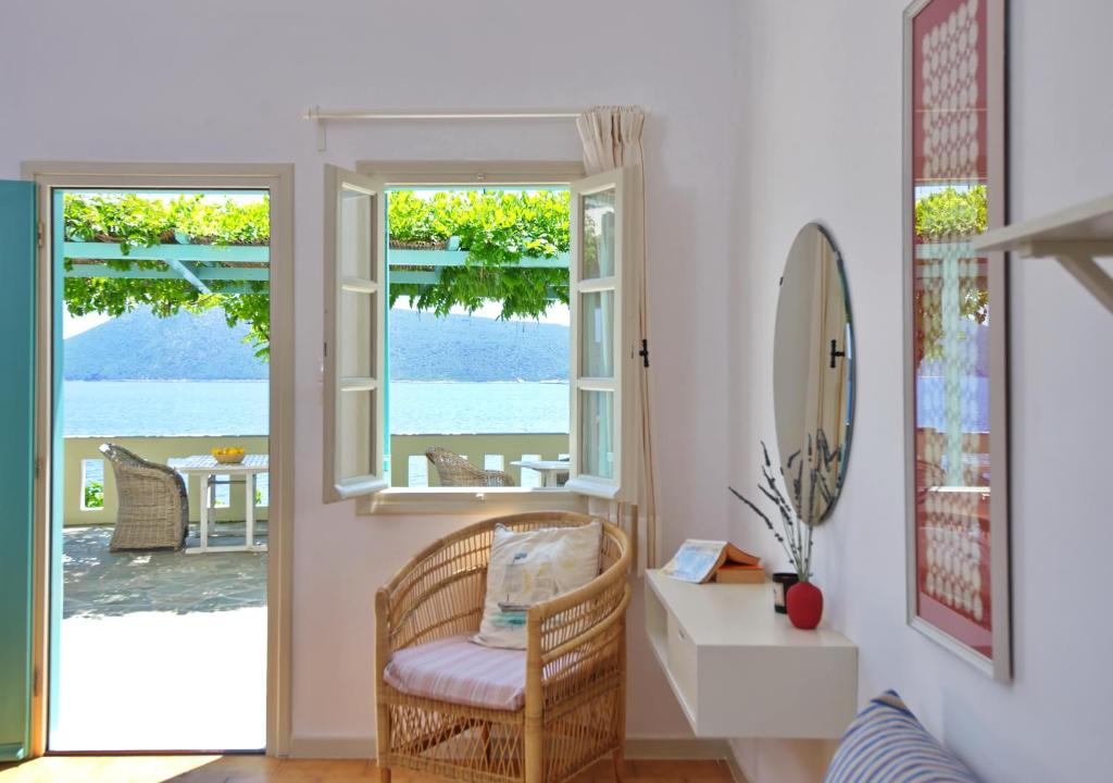 ein Wohnzimmer mit einem Korbstuhl und einem Spiegel in der Unterkunft Casa Kalypso in Steni Vala Alonissos