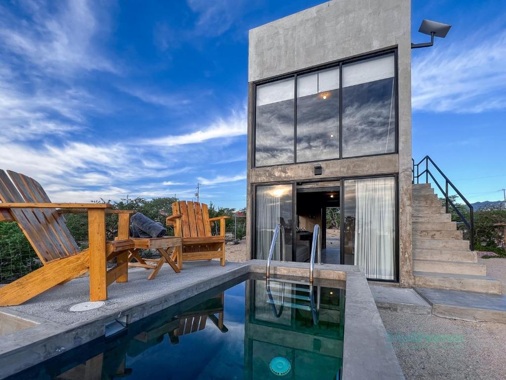 una casa con piscina y banco en Amazing 1br loft at La Ventana pool and Best views!, en El Sargento