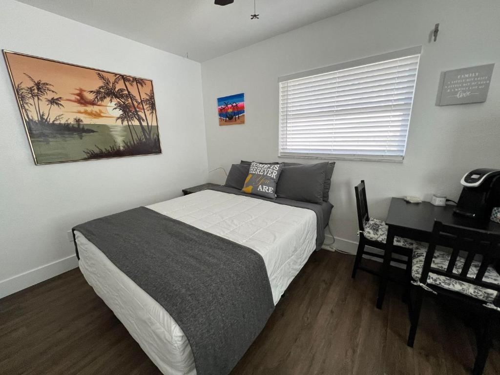 1 dormitorio con cama, escritorio y escritorio en Cozy private studio w/own yard - 3mi from Beach en Seminole