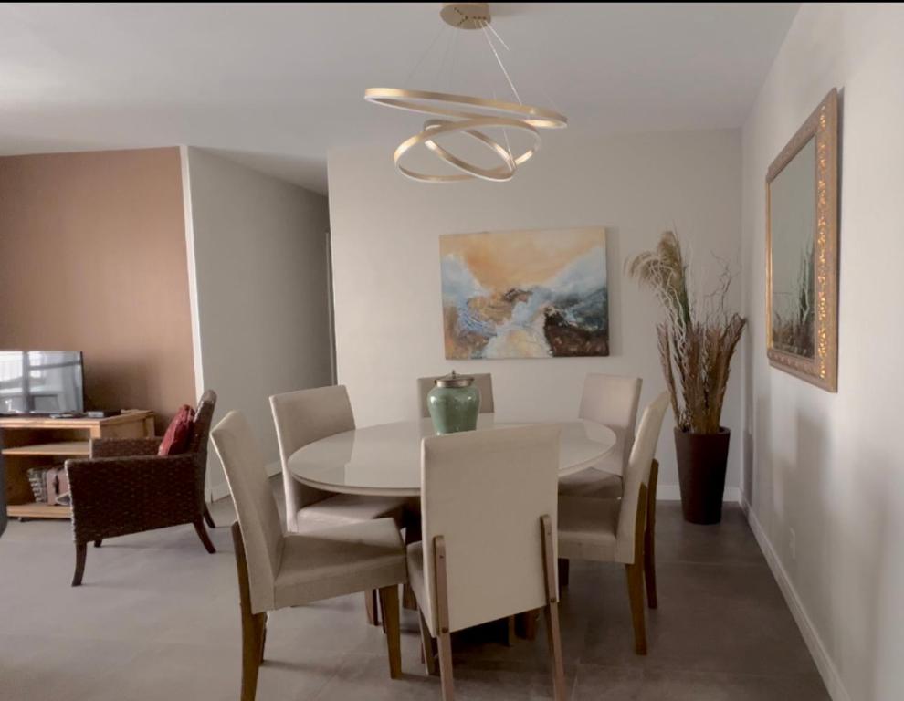 a dining room with a white table and chairs at EXPO CENTER NORTE/VILA GUILHERME in Sao Paulo