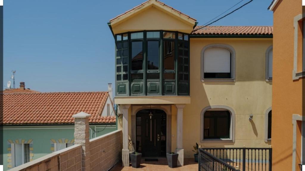 una casa con una gran ventana encima en CASA MARIÑO, en Portosín