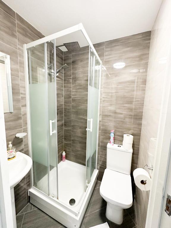 205 Earls Court Rooms - Family Room With Bathroom