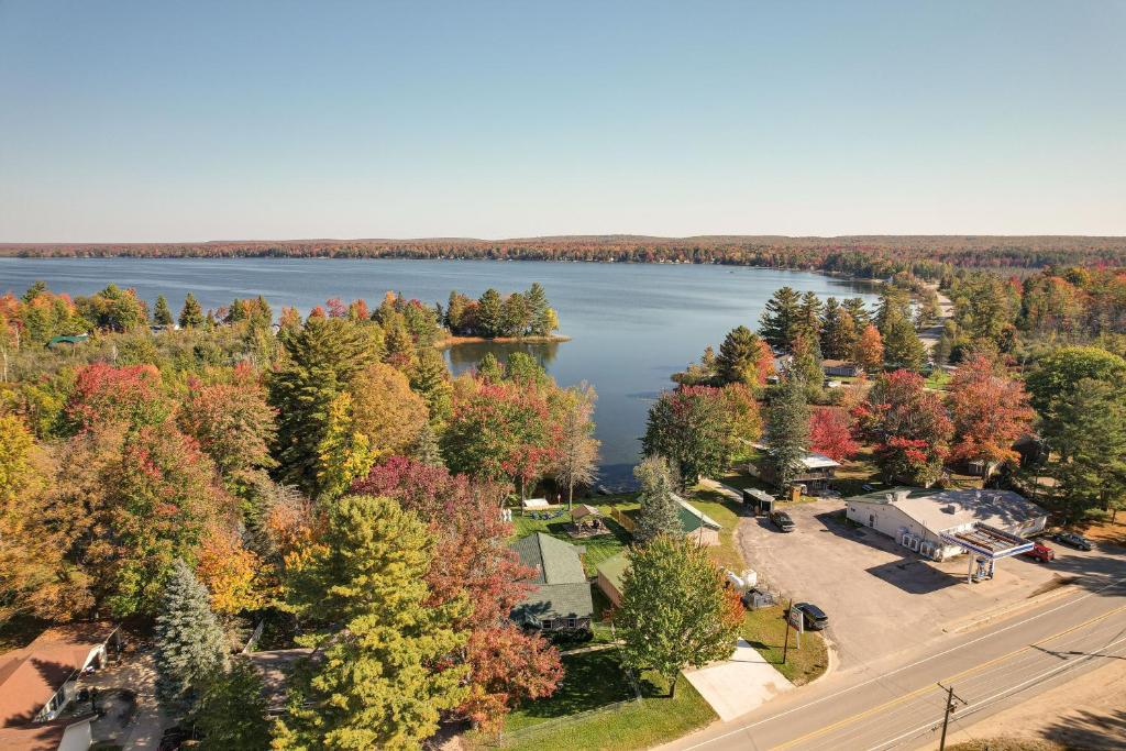 Lakefront Kalkaska Cottage with Fire Pit!, Kalkaska (aktualisierte