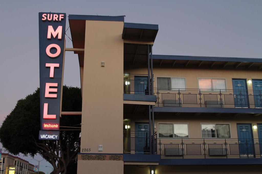 ein Hotel mit einem Schild davor in der Unterkunft Surf Motel in San Francisco