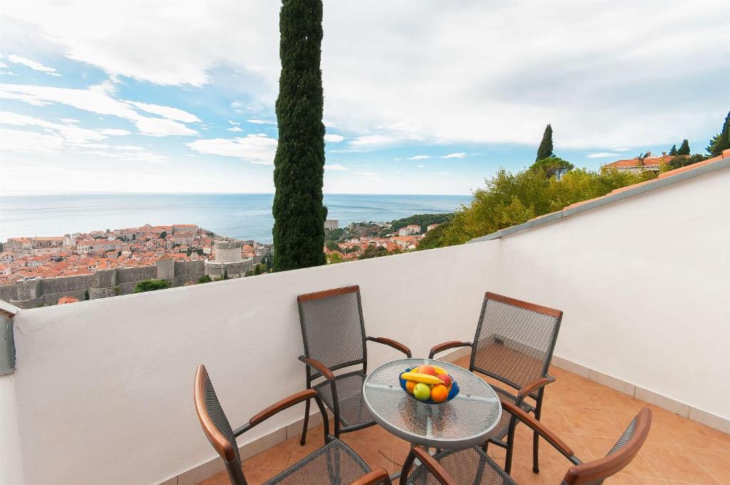 een tafel en stoelen op een balkon met uitzicht bij Apartment Miho in Dubrovnik