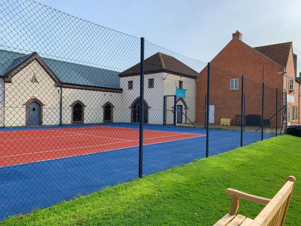 Tenis a/nebo squash v ubytování Sea Urchins Cottage at The Bay Filey, sleeps 4-5, 2 dogs welcome for free too nebo okolí