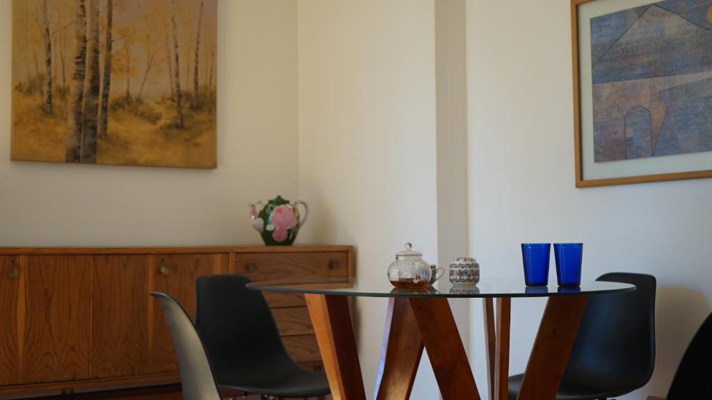 - une table à manger avec des chaises et des verres bleus dans l'établissement Stylish apartment dowtown 78m2, à Santiago