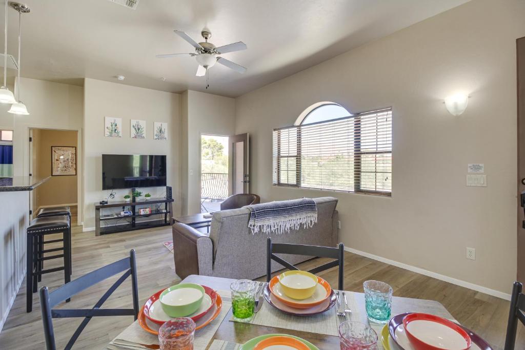 cocina y sala de estar con mesa y sillas en Tucson Condo Rental with Balcony and Mountain View!, en Tucson