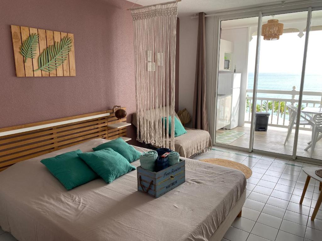 a bedroom with a bed with a view of the ocean at Kay Louisette in Le Diamant