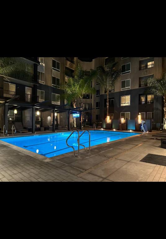 a large swimming pool in front of a building at Glendale Apartment 2Bed-2Bath in Glendale