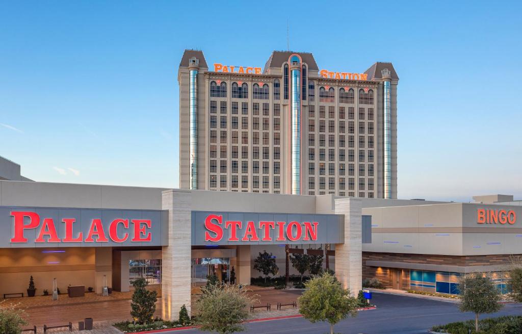 un gran hotel con un gran edificio en el fondo en Palace Station Hotel & Casino, en Las Vegas