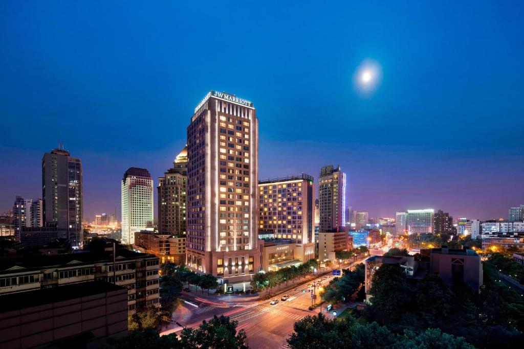 Blick auf die Skyline der Stadt in der Nacht in der Unterkunft JW Marriott Hotel Hangzhou in Hangzhou