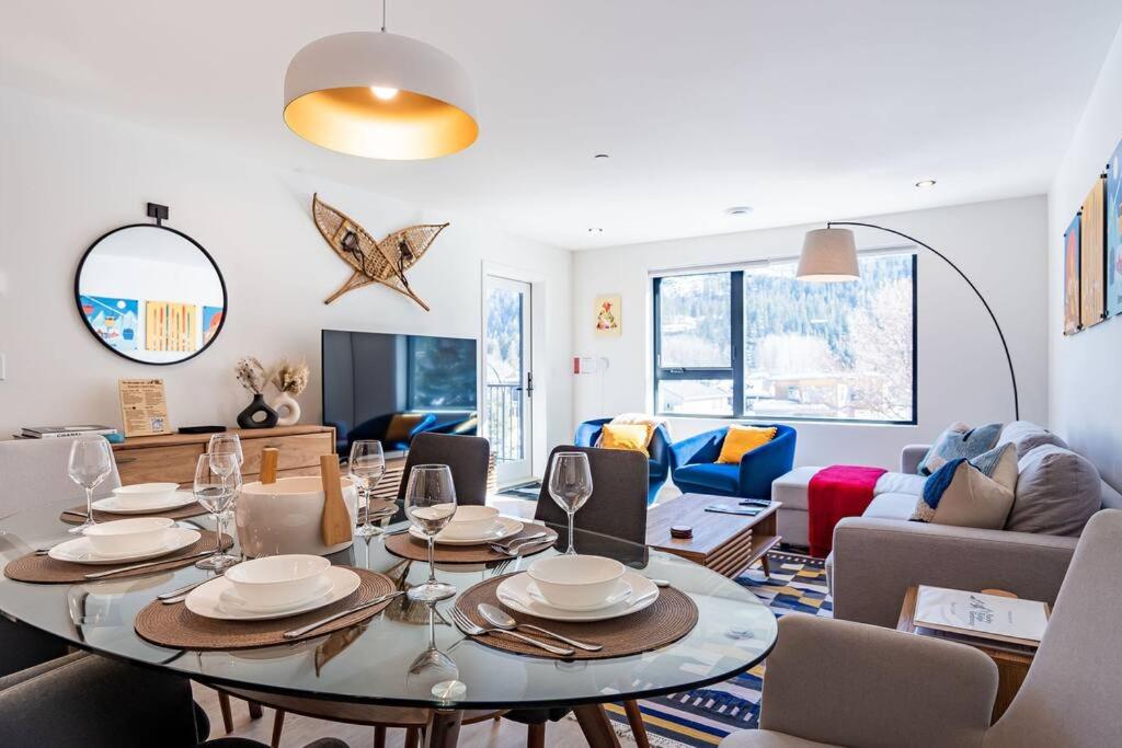 a living room with a table and chairs at Rocky Ridge Getaway - Modern Getaway in Revelstoke in Revelstoke