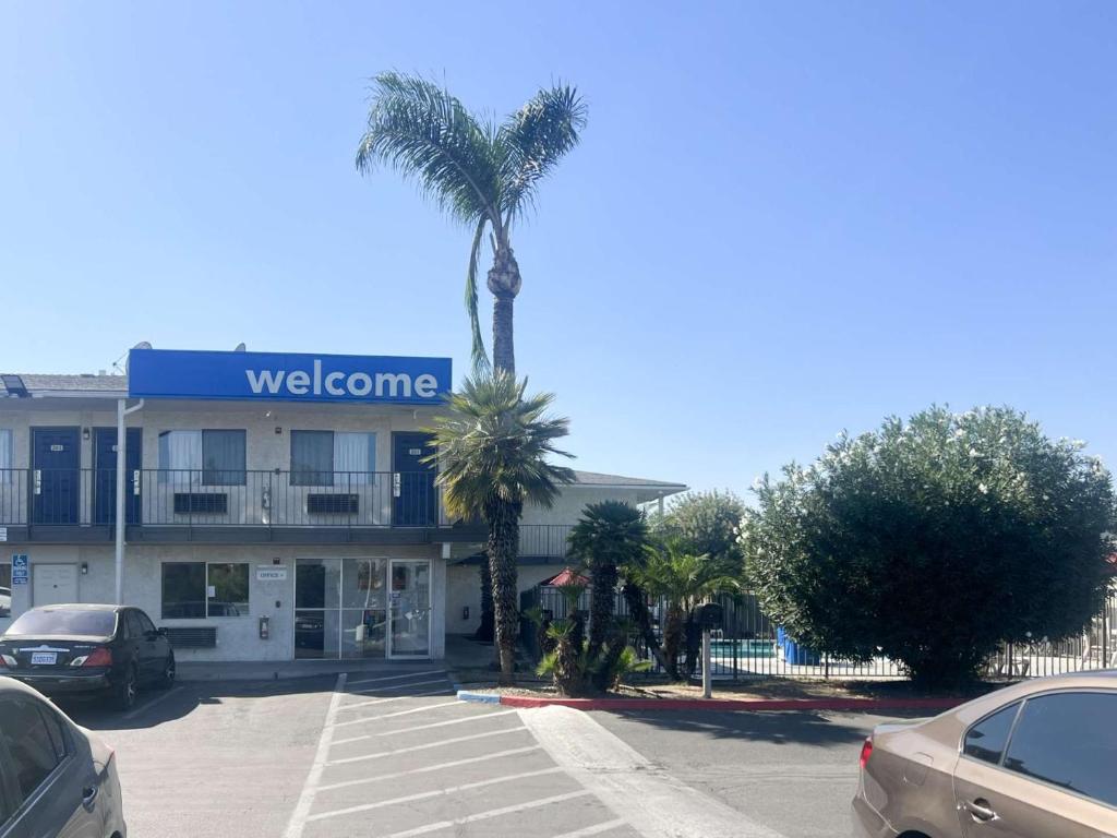 una palma nel parcheggio di un hotel di Motel 6-Tulare, CA a Tulare