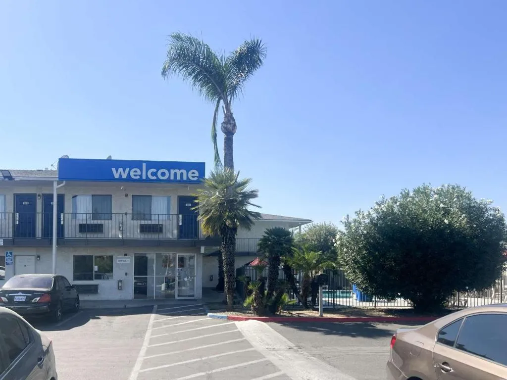 Motel 6-Tulare, CA in Tulare
