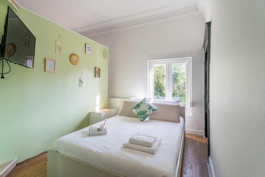 Ένα ή περισσότερα κρεβάτια σε δωμάτιο στο Chambre 30m - Salon privé - 2TV - Wifi