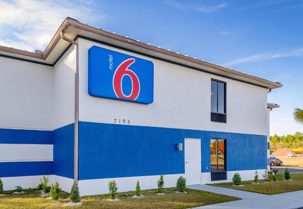 um edifício com a placa em Motel 6 Moss Point, MS em Moss Point